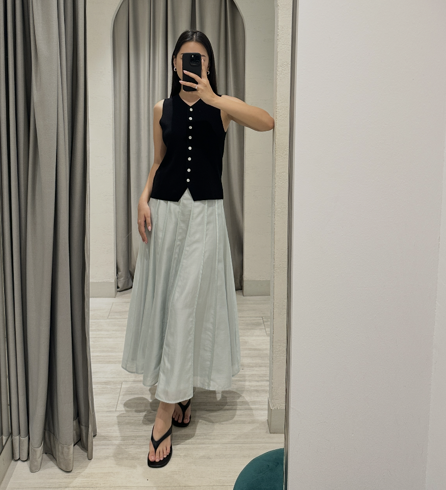 @eun_mjy 164cm, Bust 30.5", Waist 24", Hips 35"
