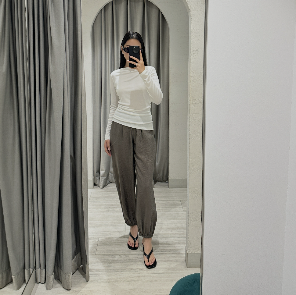 @eun_mjy 164cm, Bust 30.5", Waist 24", Hips 35"