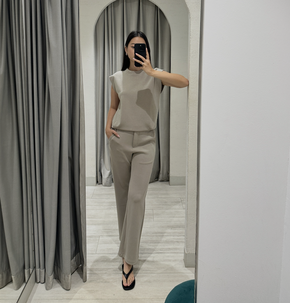 @eun_mjy 164cm, Bust 30.5", Waist 24", Hips 35"