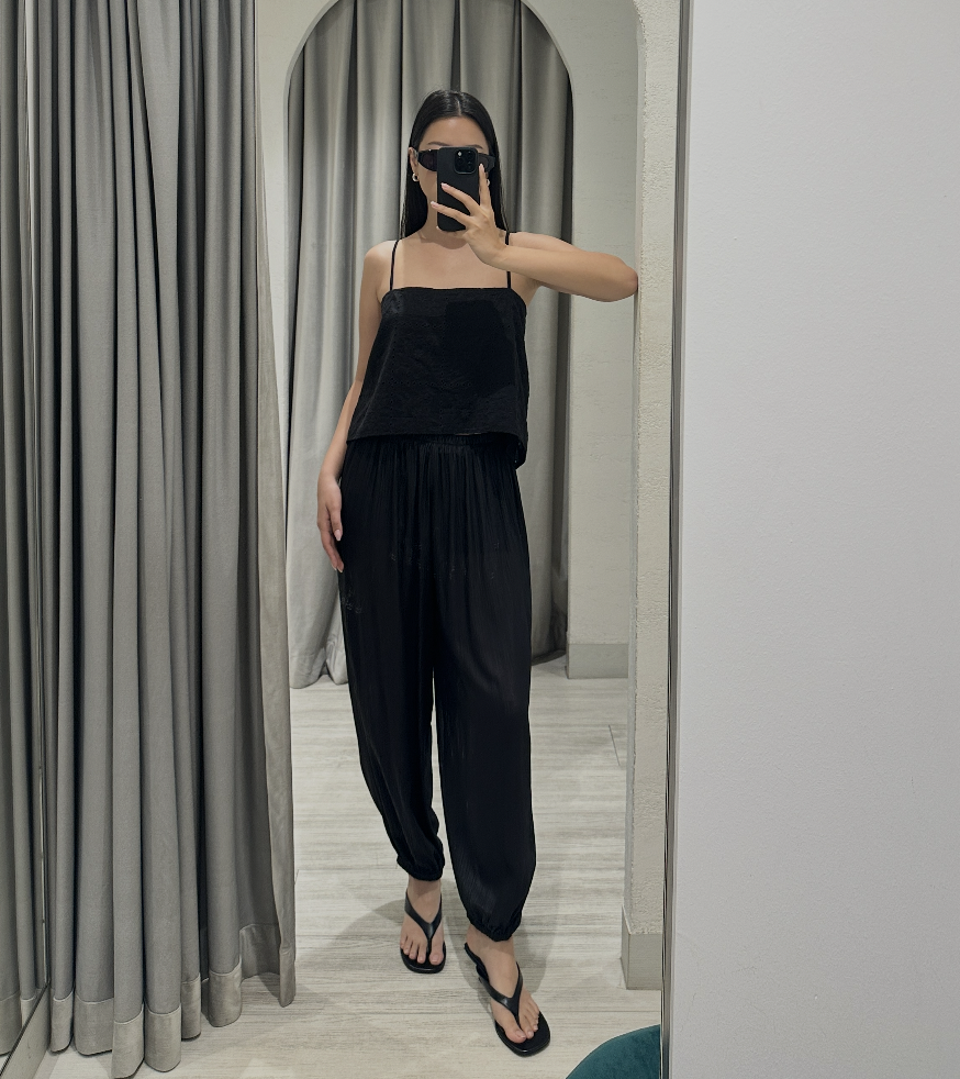 @eun_mjy 164cm, Bust 30.5", Waist 24", Hips 35"