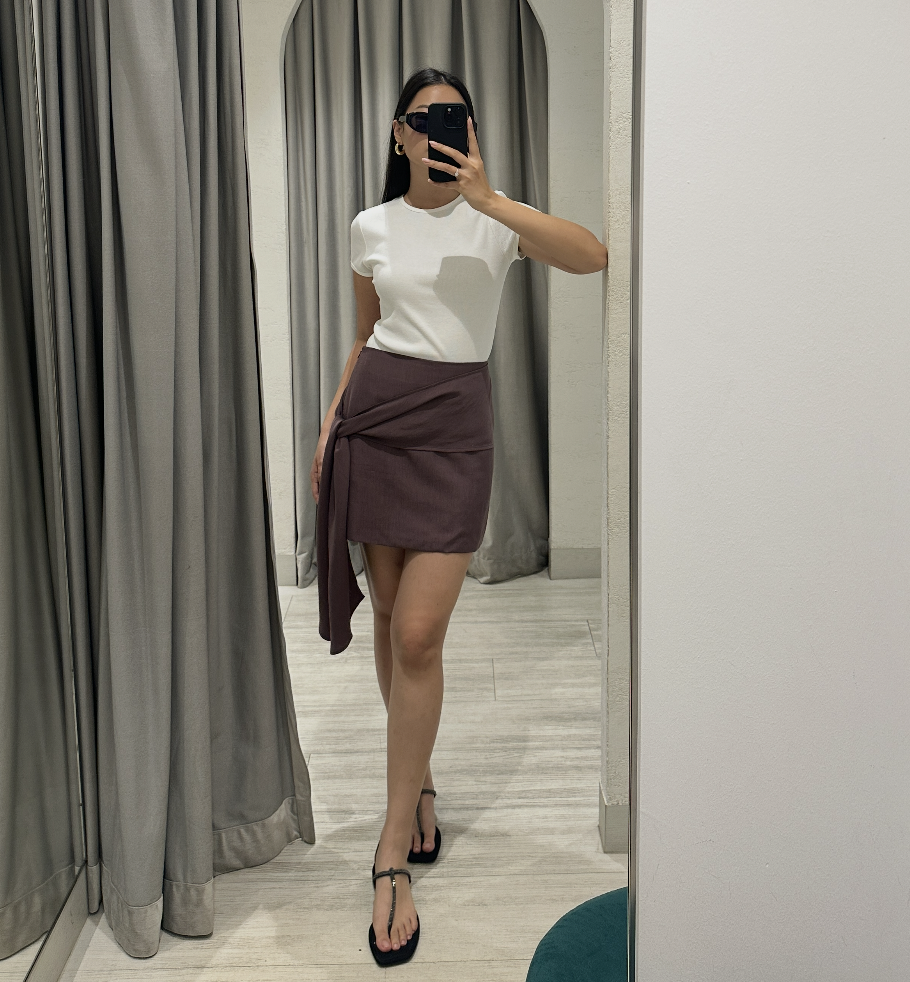@eun_mjy 164cm, Bust 30.5", Waist 24", Hips 35"
