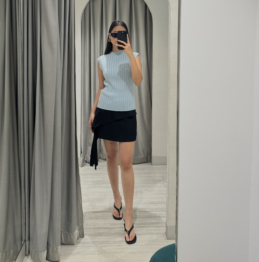 @eun_mjy 164cm, Bust 30.5", Waist 24", Hips 35"