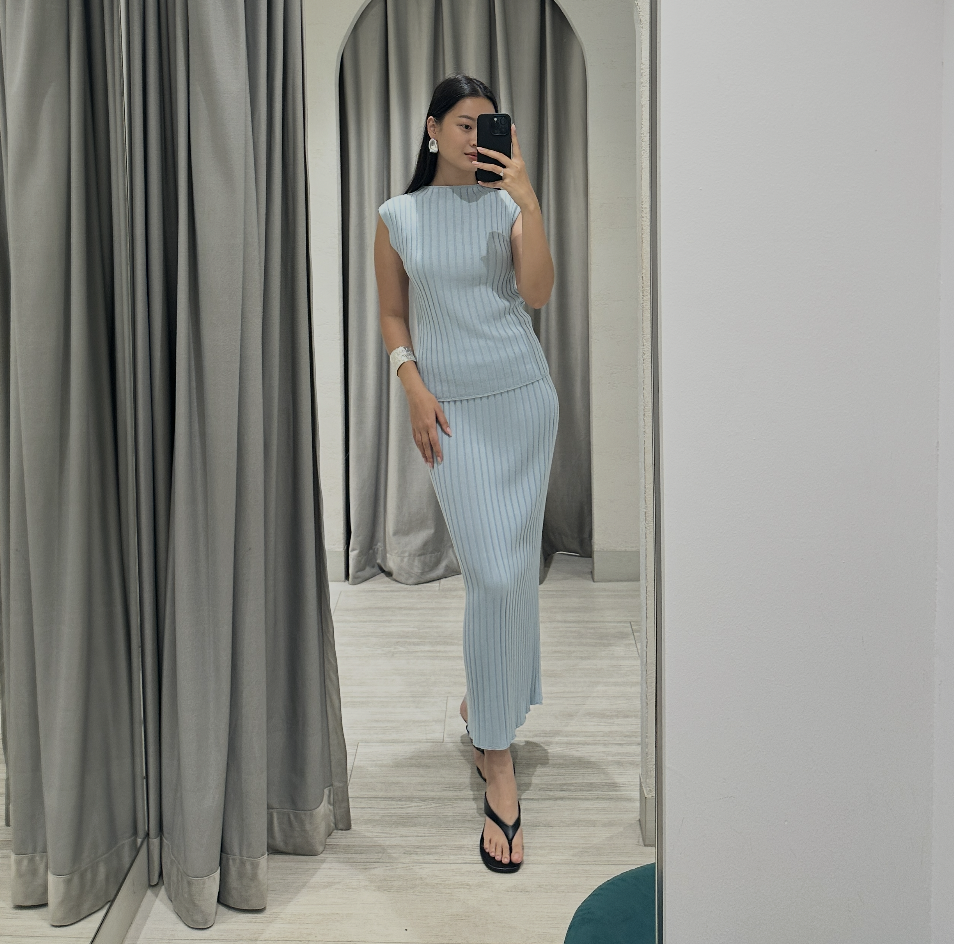 @eun_mjy 164cm, Bust 30.5", Waist 24", Hips 35"