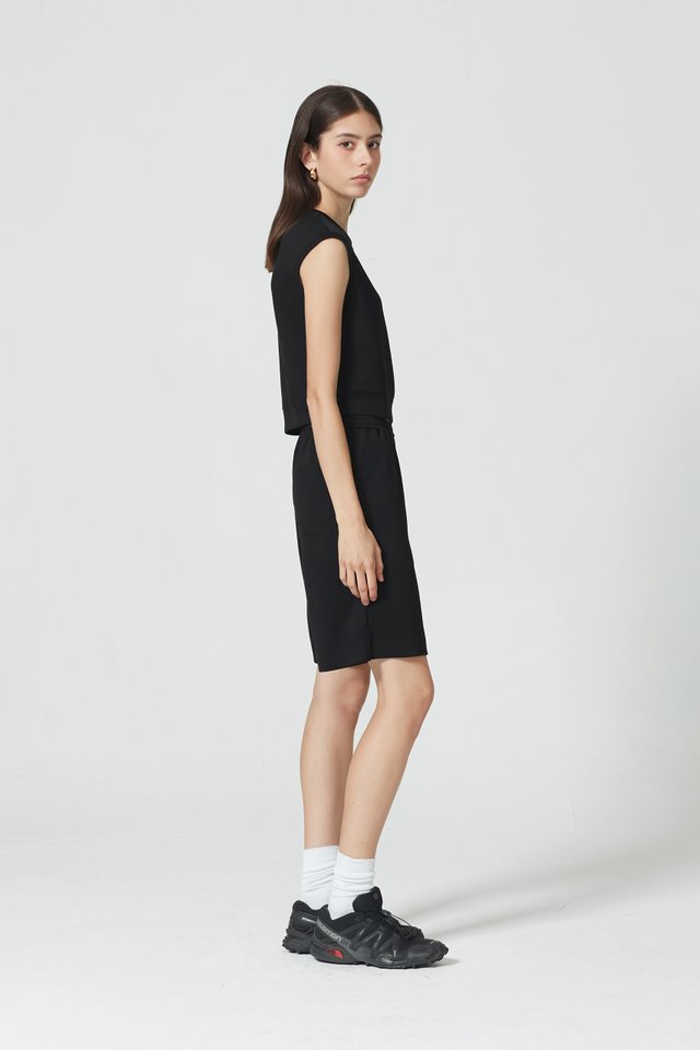 SLEEVELESS SWEAT TOP