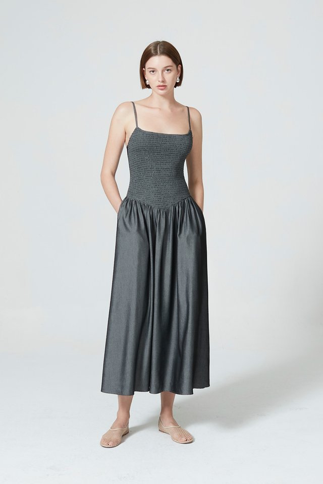 SLEEVELESS SMOCKED DRESS