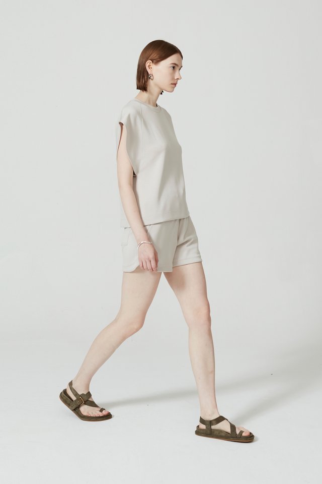 ROUNDED SLEEVE TOP
