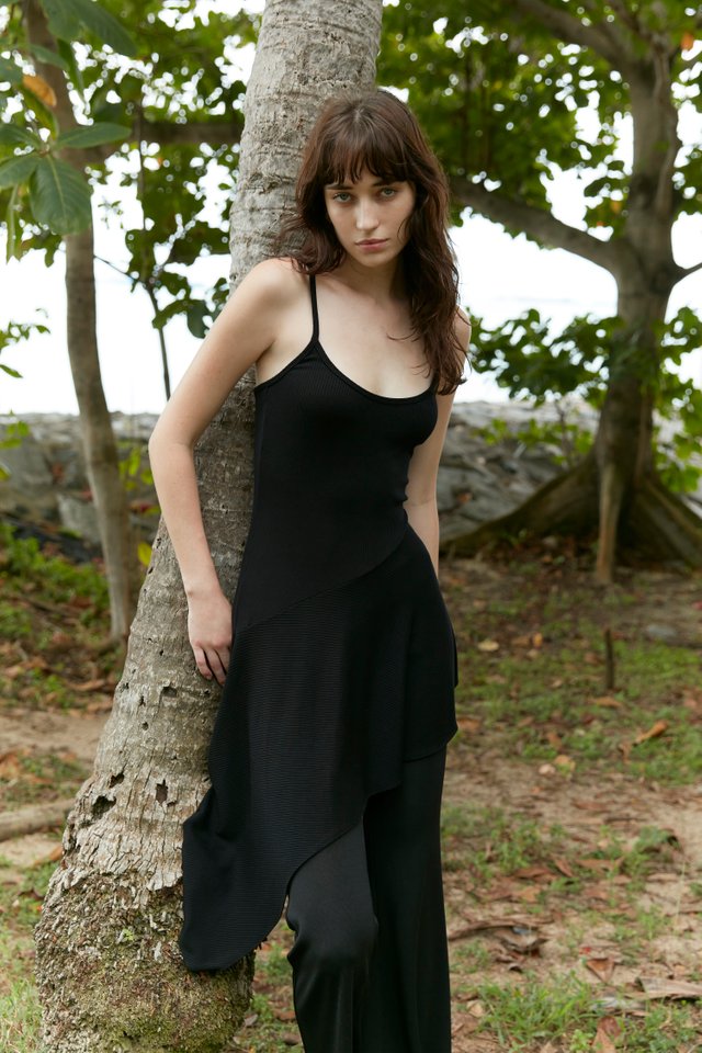 RIBBED ASYMMETRICAL HEM TOP