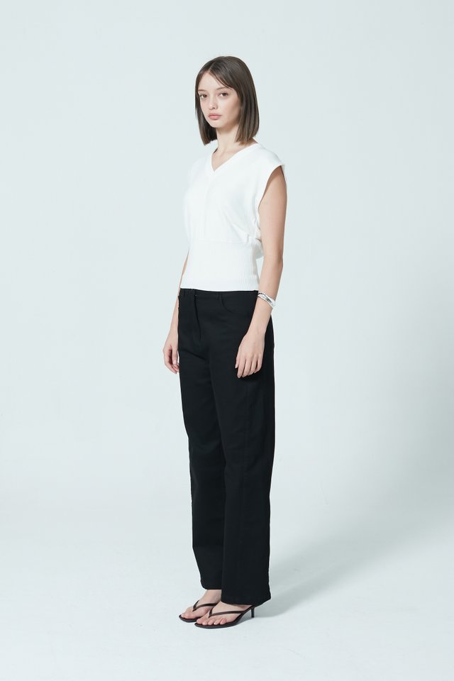 V-NECK SLEEVELESS TOP