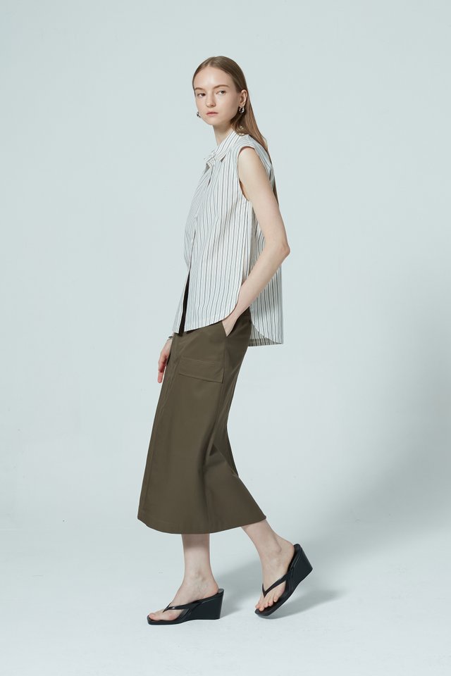 SLEEVELESS BUTTON UP TOP