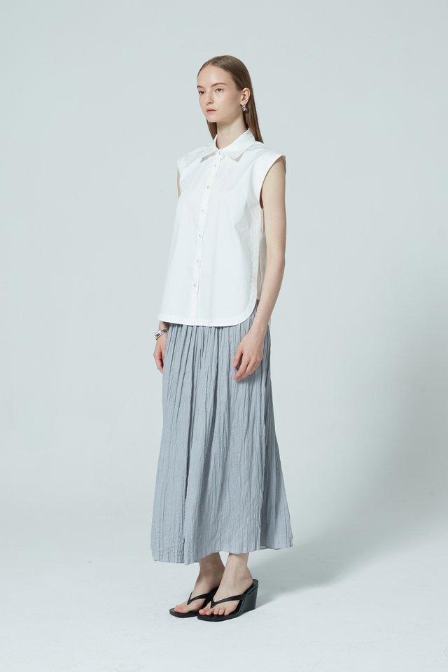 SLEEVELESS BUTTON UP TOP