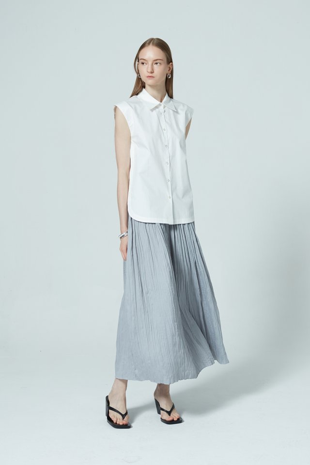 SLEEVELESS BUTTON UP TOP