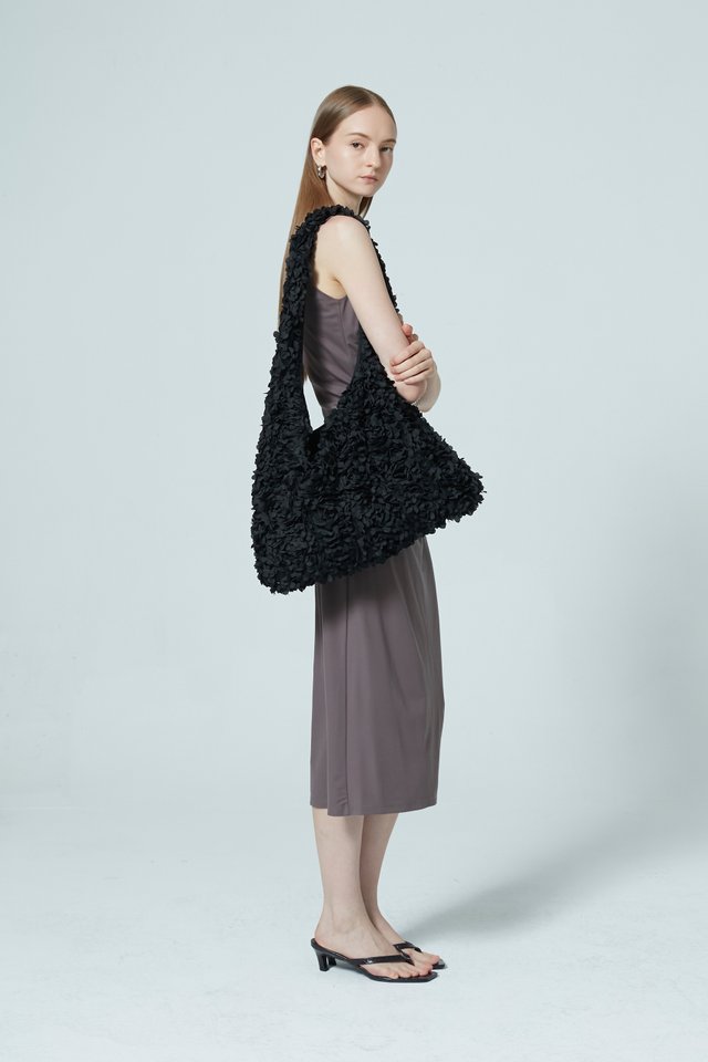 AMARY TEXTURED HOBO SLING BAG