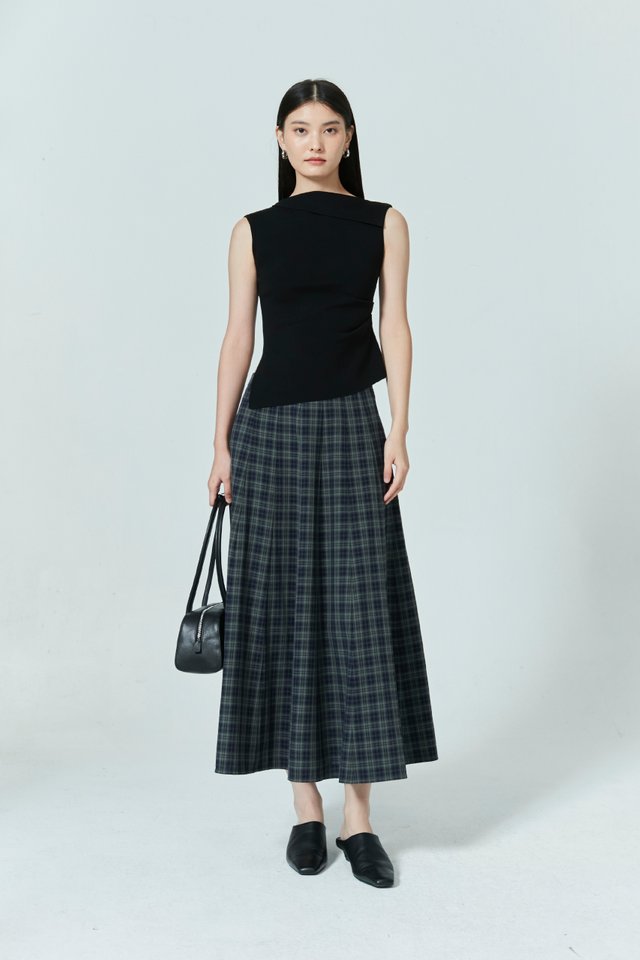 BOAT NECK SLEEVELESS TOP