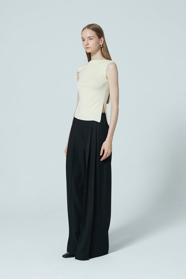 BOAT NECK SLEEVELESS TOP