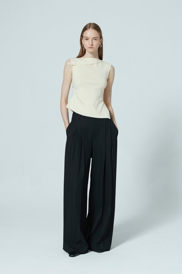 BOAT NECK SLEEVELESS TOP