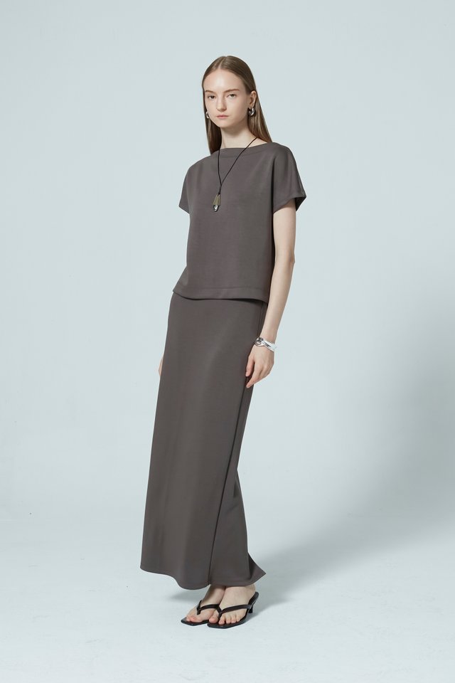 BOAT NECK SLEEVELESS TOP