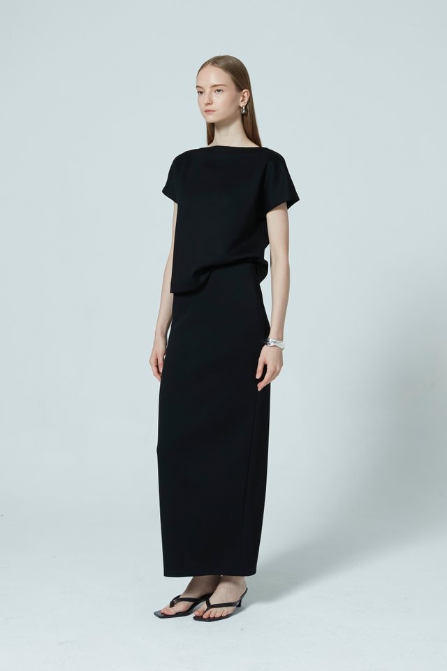 BOAT NECK SLEEVELESS TOP