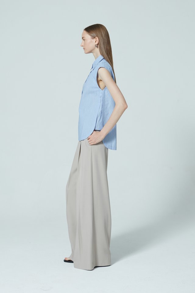 SLEEVELESS BUTTON UP TOP