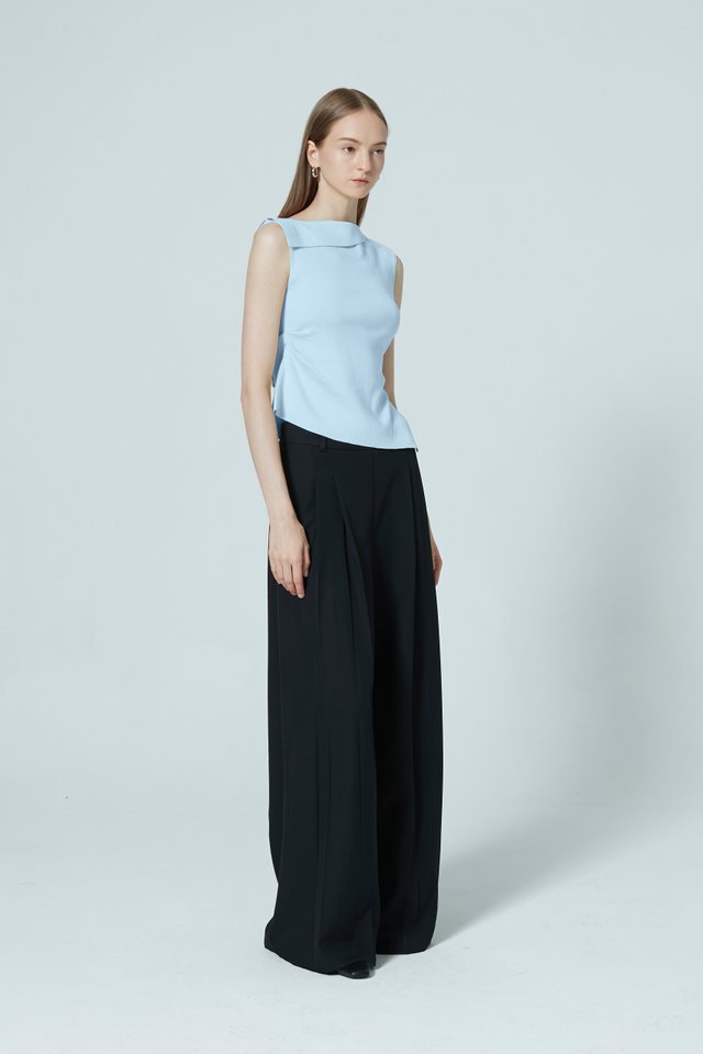 BOAT NECK SLEEVELESS TOP