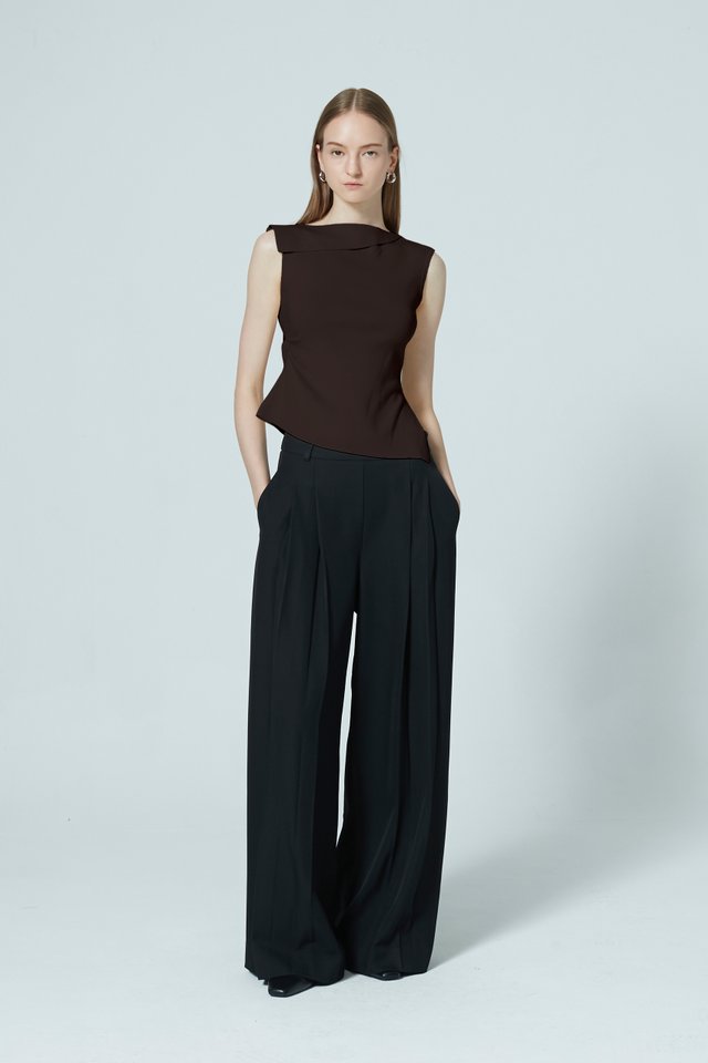 BOAT NECK SLEEVELESS TOP