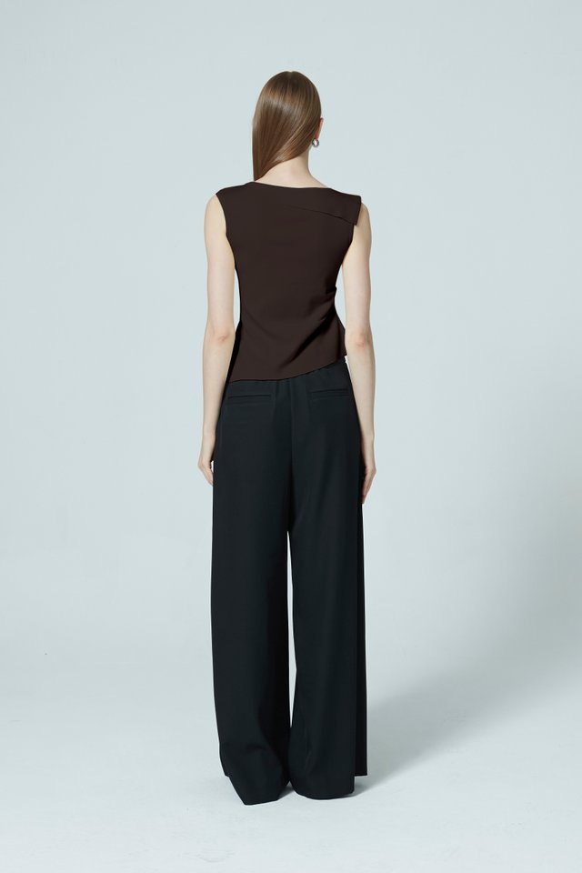 BOAT NECK SLEEVELESS TOP