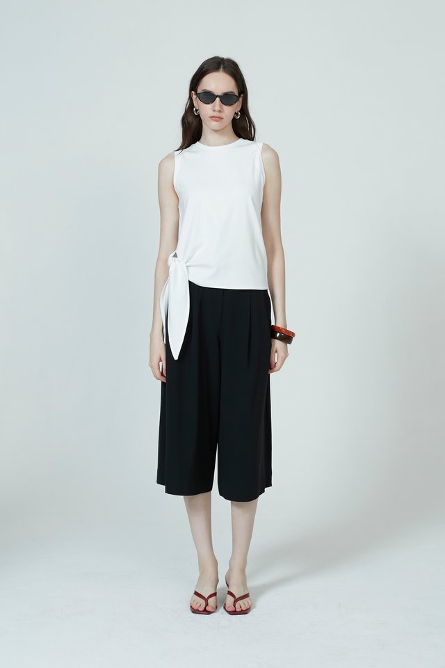 SLEEVELESS TIE HEM TOP