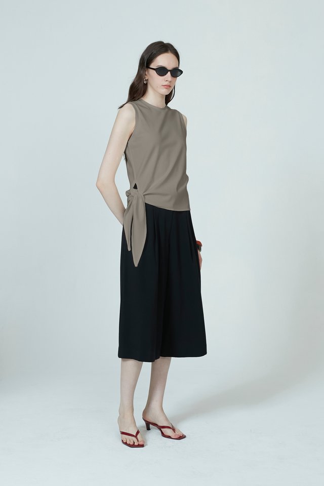 SLEEVELESS TIE HEM TOP