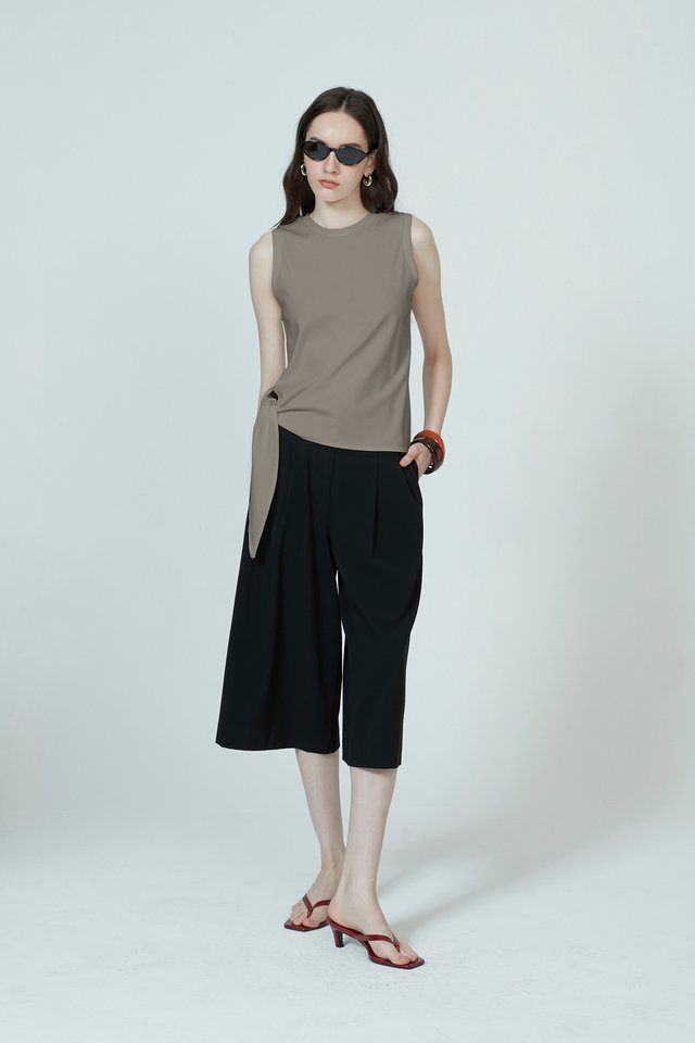 SLEEVELESS TIE HEM TOP