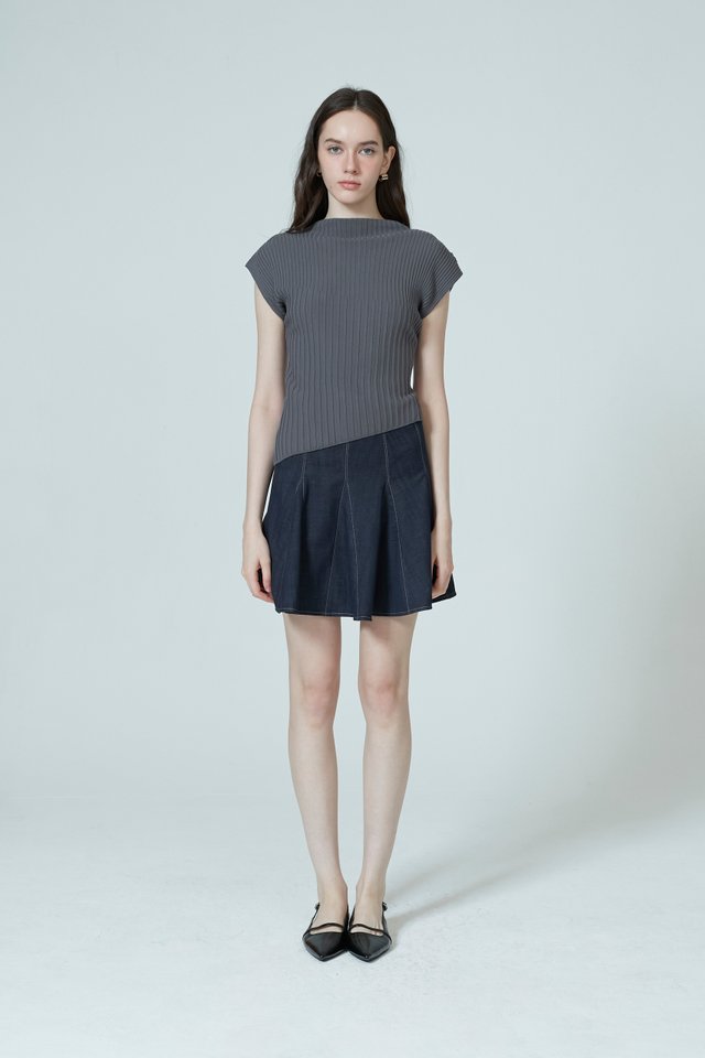 RIBBED MOCK NECK TOP
