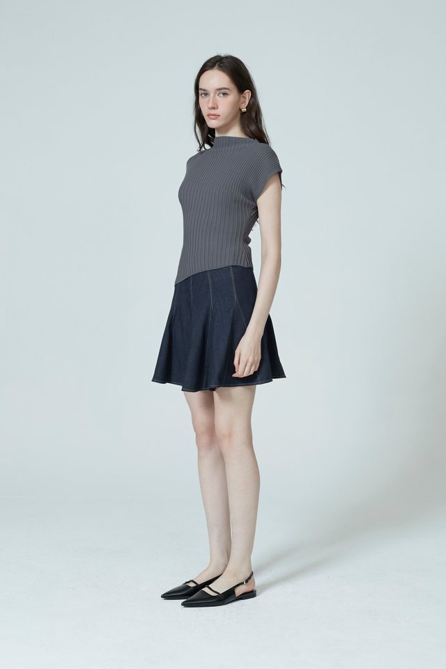 RIBBED MOCK NECK TOP
