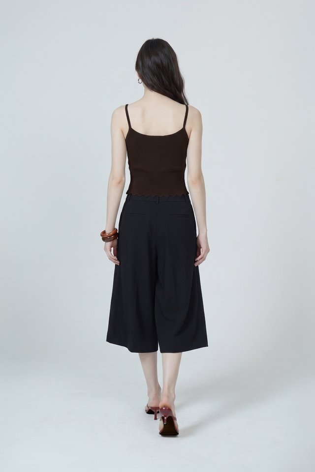 SCALLOP TRIMMED CAMISOLE TOP