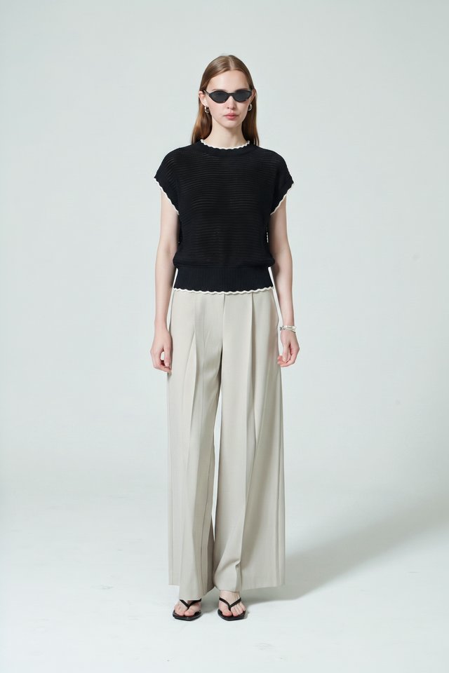 CONTRAST TRIM KNIT TOP