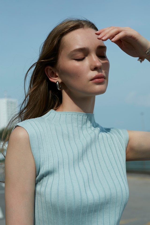 RIBBED KNIT TOP